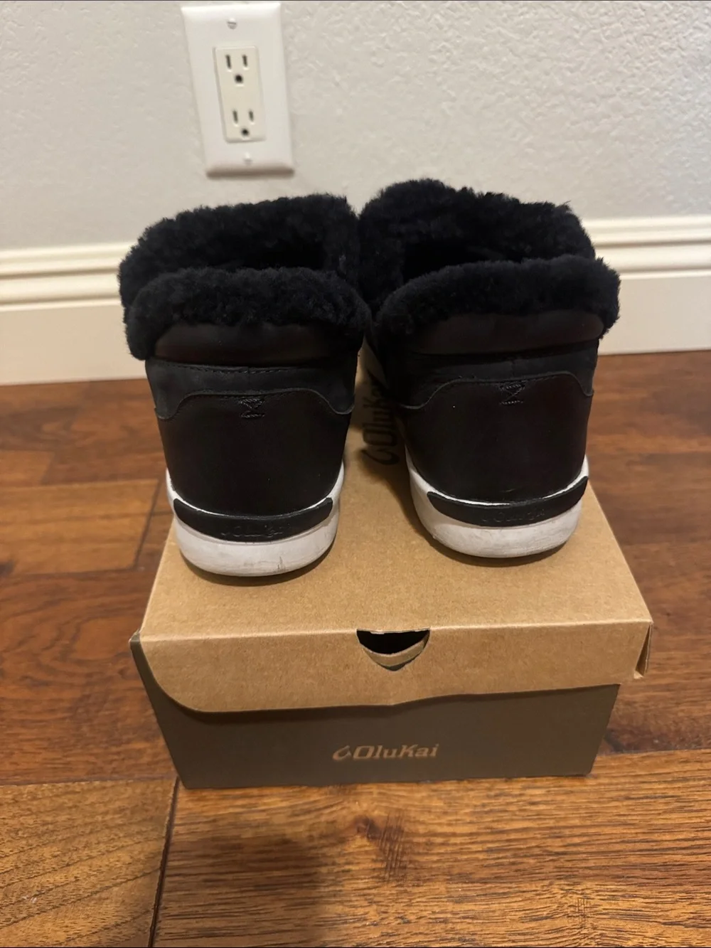 OluKai casual slip